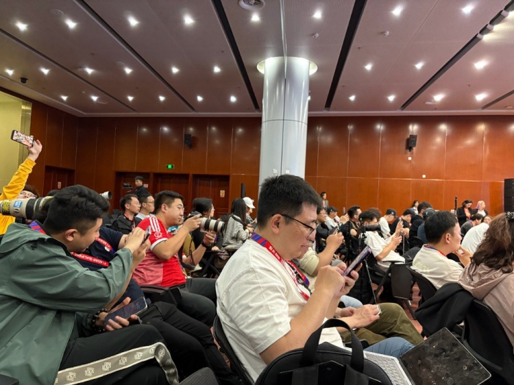 萬眾矚目！記者擠滿國足賽前新聞發(fā)布廳，賽場記者預(yù)計(jì)超300人