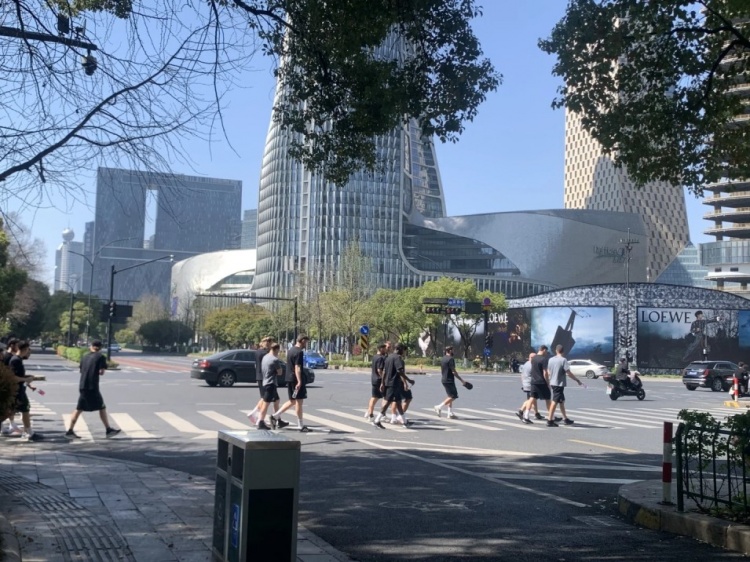心態(tài)放松，有網(wǎng)友拍到澳大利亞隊(duì)早上在萬(wàn)象城citywalk